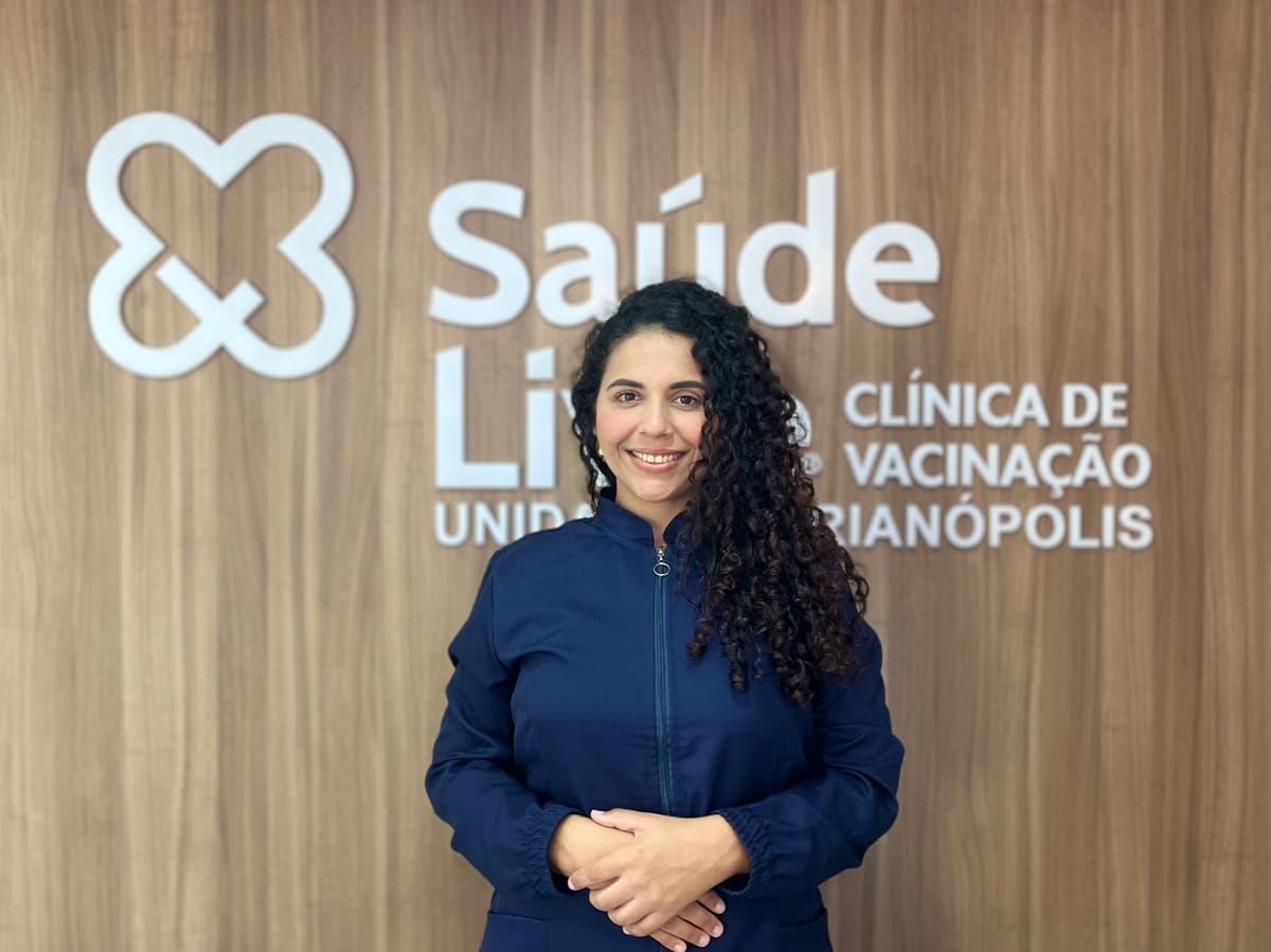 Enfermeira da Saúde Livre na recepção da clínica de vacinação no Centro de Florianópolis